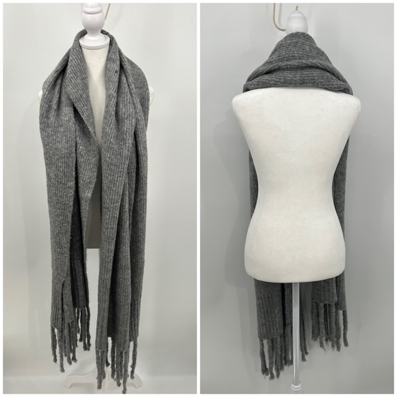 Free People Accessories - Free People Jaden chunky knit gray fringe scarf